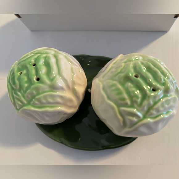 Vintage ceramic cabbage salt and pepper shakers set. - Picture 1 of 3